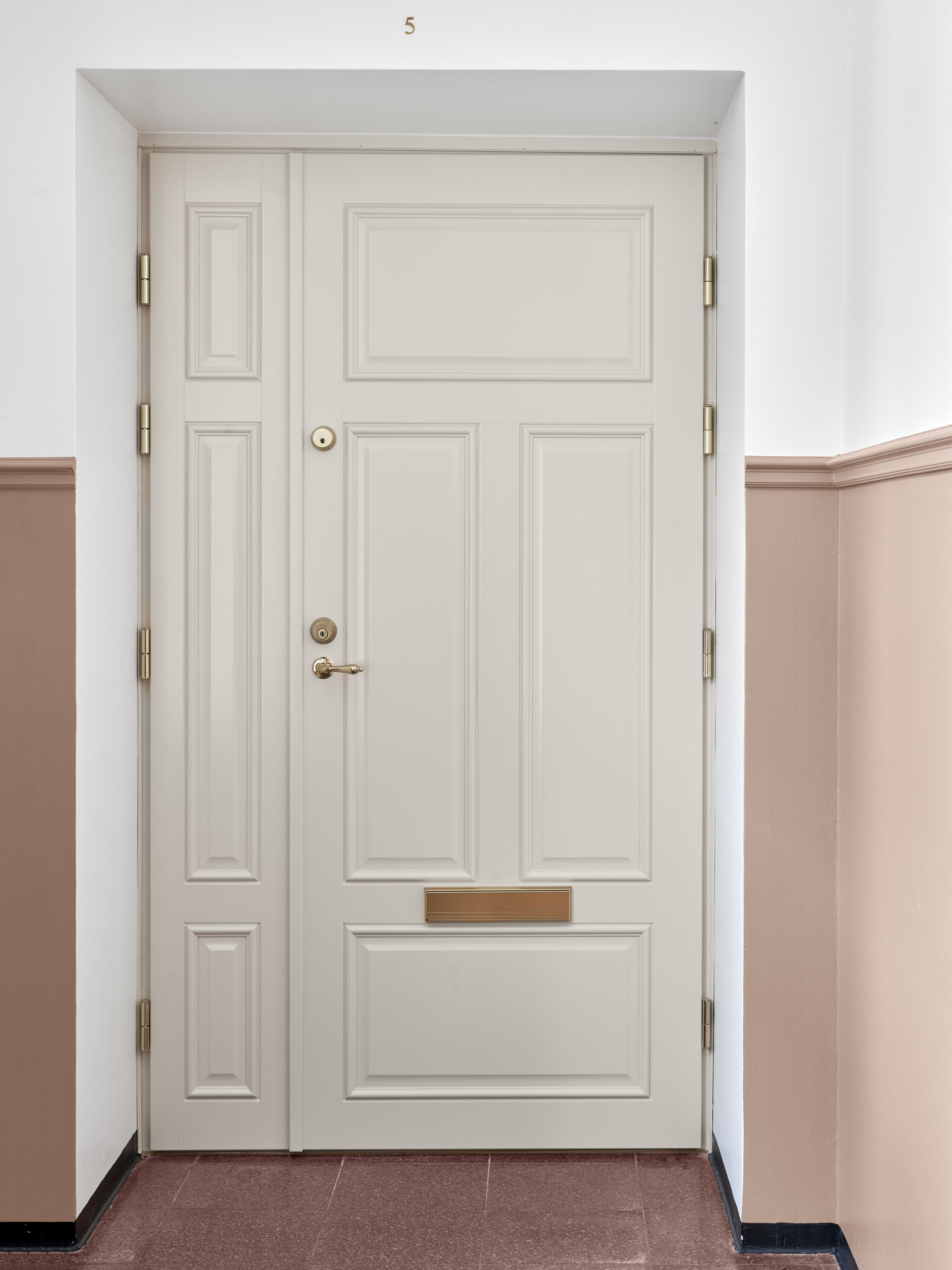 Koristeellinen valkoinen ovi.